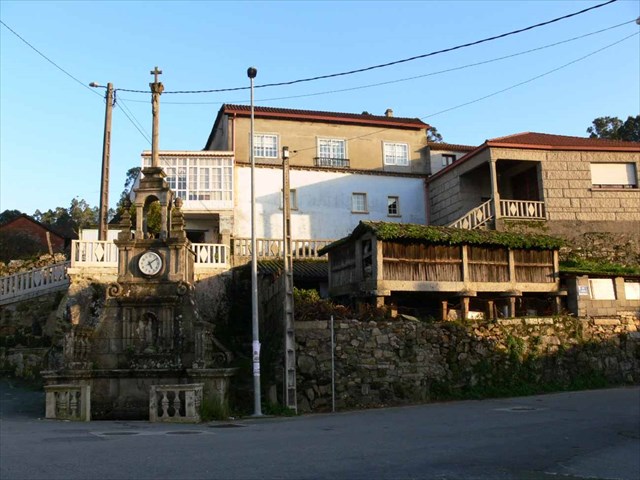 Fonte con horreo. Castrogudín.