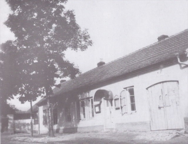 Bývalý obecní úřad na náměstí Chuchelských Bojovníků, zbořen 1936