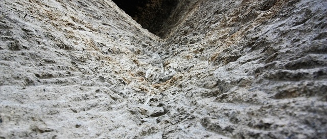 Detailný pohľad na opracovanie tufovej steny, image by Rikitan