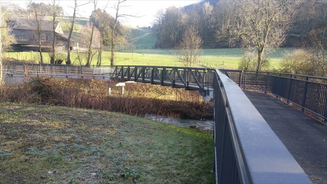 Gebogene Brücke über den Deilbach