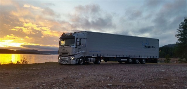 kamion se západem slunce