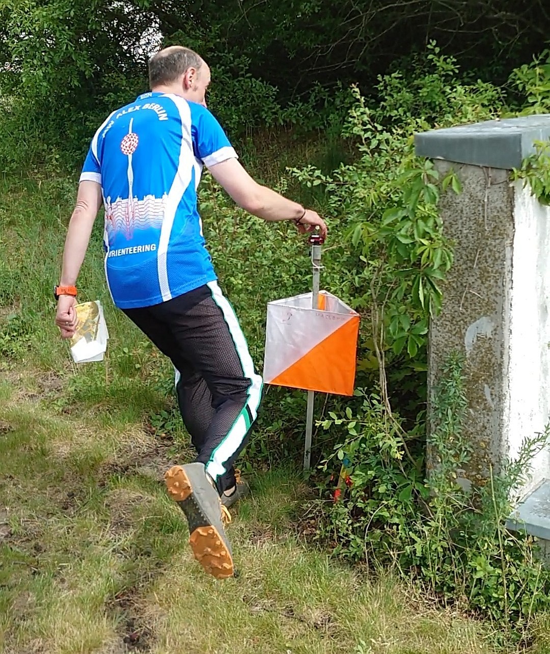 Orientierungsläufer am Posten, Zeitnahme mit SPORTident (SI)