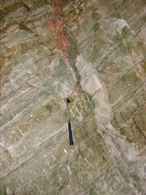 Skarn de Cantung Mine dans les montagnes Mackenzie au Canada