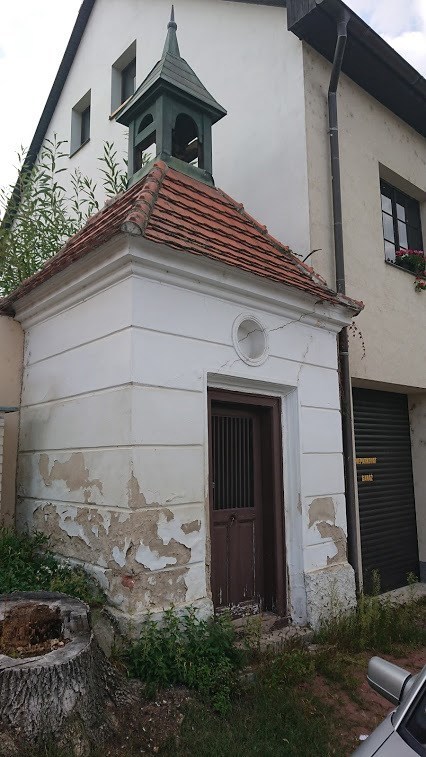 Kaplička na náměstí Chuchelských Bojovníků