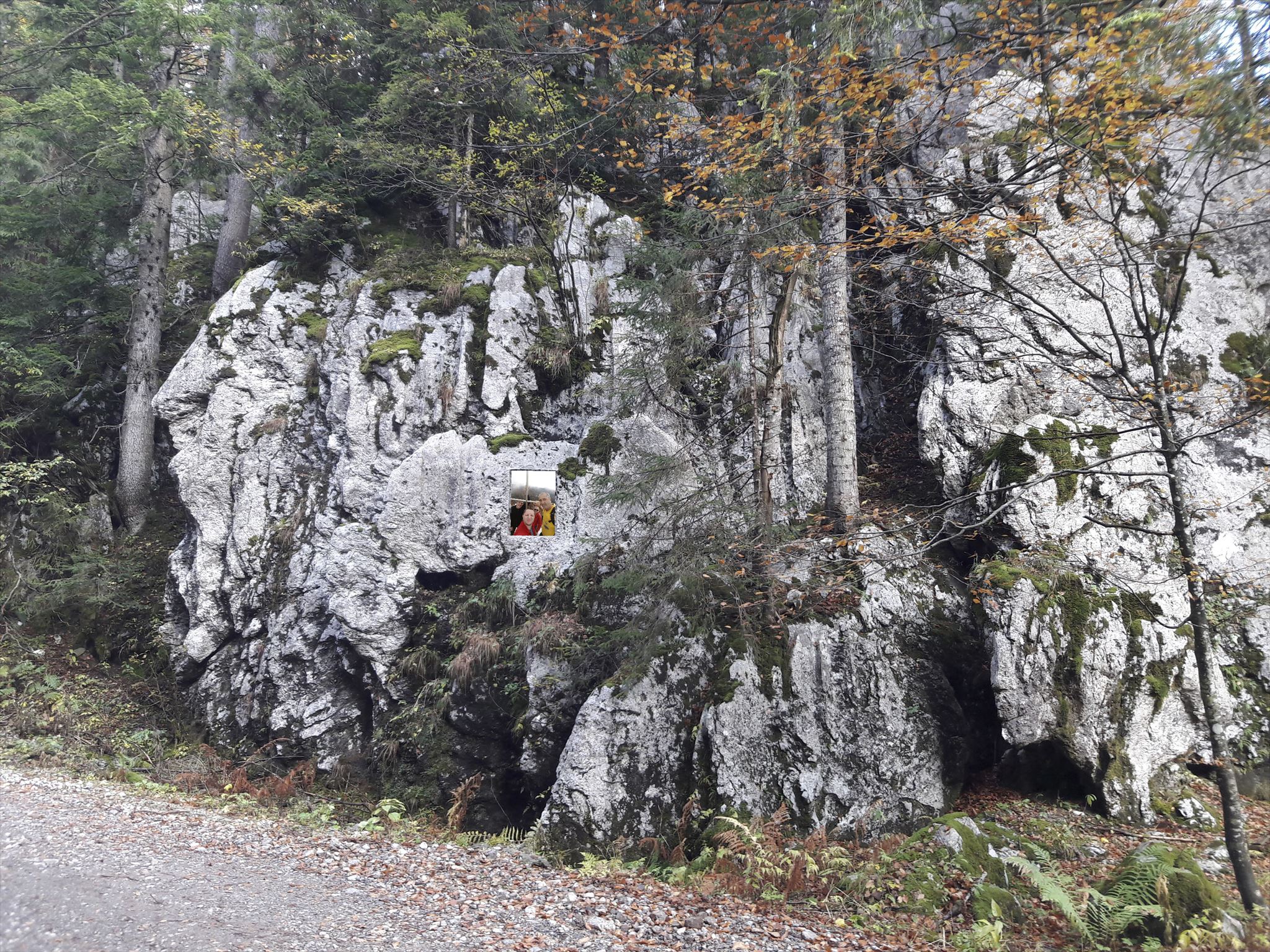 Kada dobro ukočiš pogled u ploču bez ploče usred ničega nešto nešto se uoči!