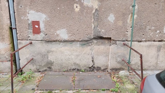 zachovalý pozůstatek výtahu