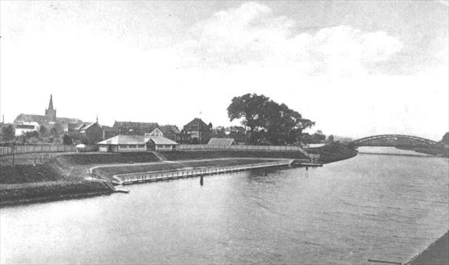 Badeanstalt am Kanal.