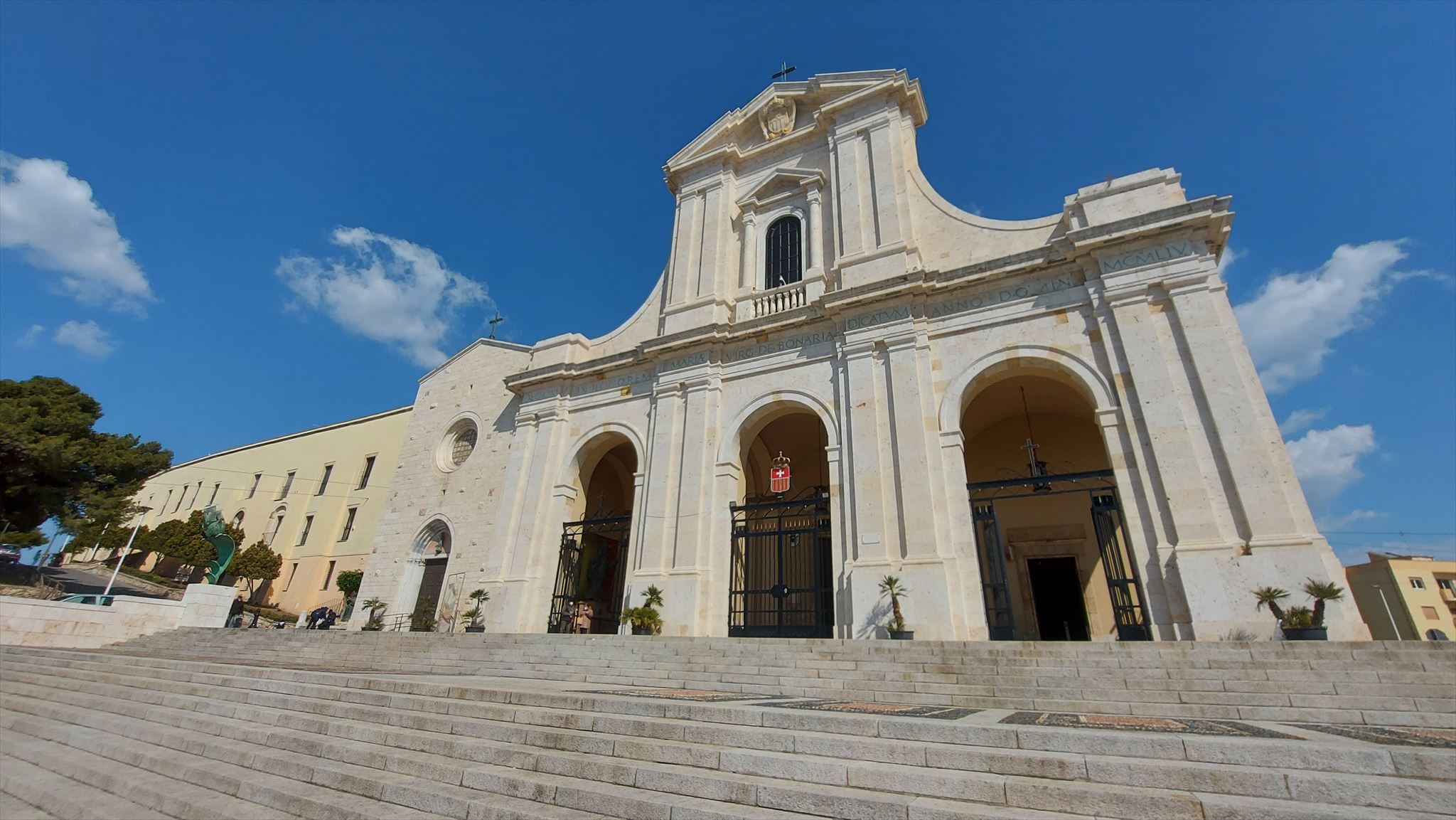 La facciata della basilica