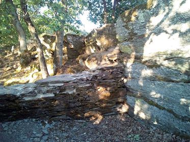 hier IM Gemäuer liegt NIX