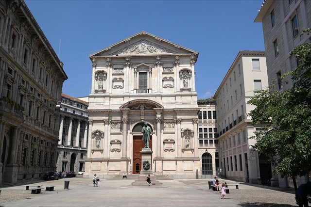 Piazza e facciata della Chiesa
