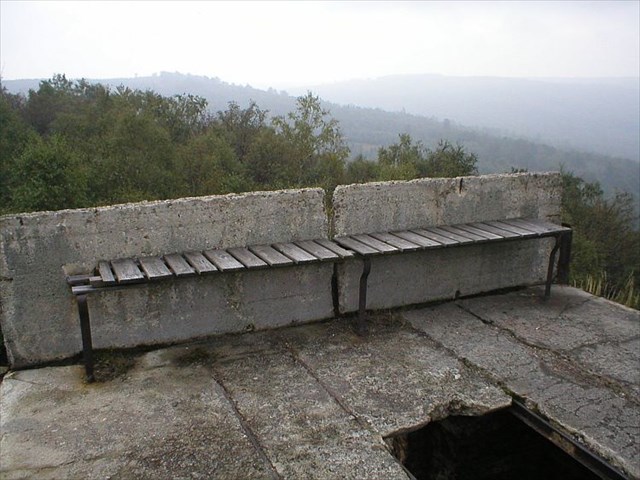 Dřevěná lavice na vyhlídkovém místě (klikněte pro zobrazení v plné velikosti) Torzo 2006