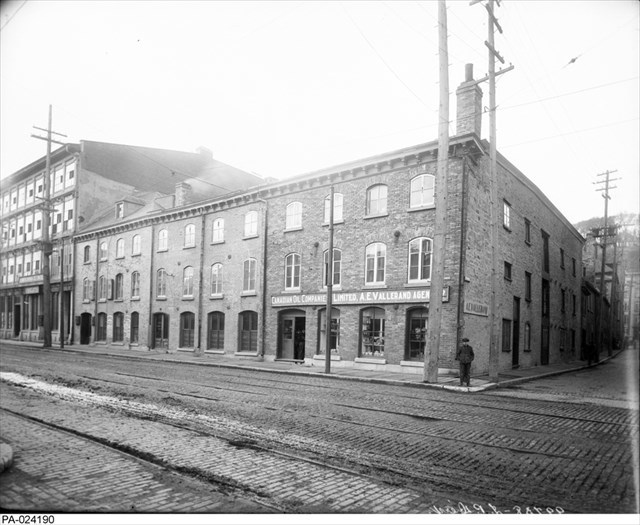 Rue Dalhousie vers 1900 avec vue sur la rue Saint-Antoine sur la droite de la photo Rue Dalhousie vers 1900 avec vue sur la rue Saint-Antoine sur la droite de la photo