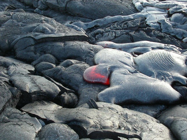 Bazaltový lávový prúd havajskej sopky Kilauea. Takýto typ morfológie sa nazýva Pahoehoe - z havajského slova pāhoehoe, označujúceho hladký, nepolámaný kameň
