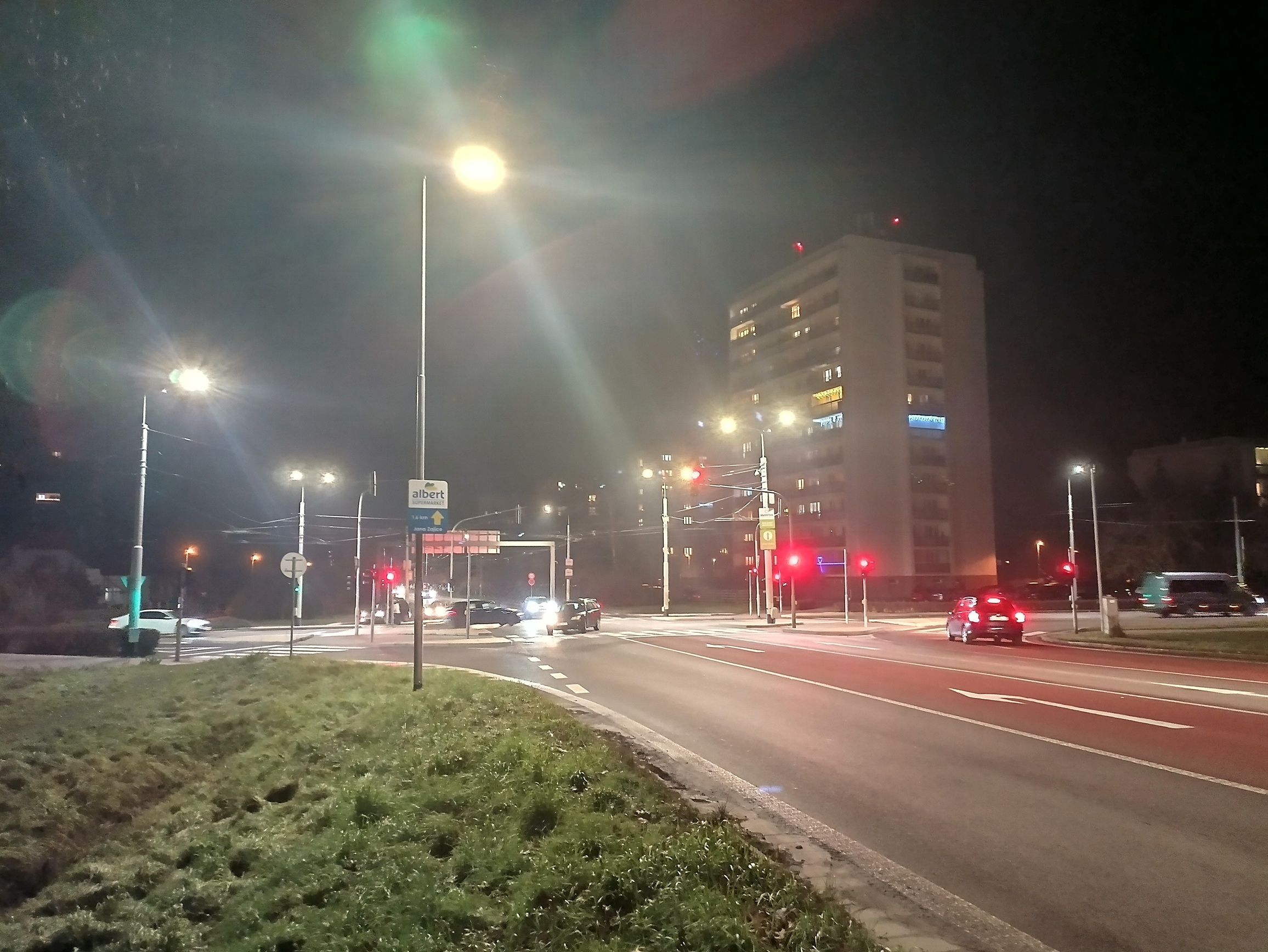 Noční snímek křižovatky