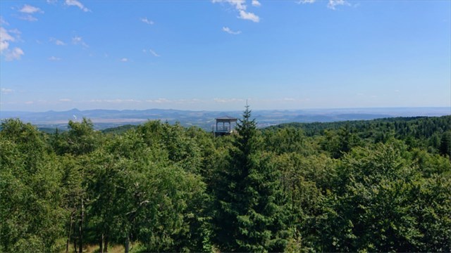 Výhled na rozhlednu v červenci 2021 (klikněte pro zobrazení v plné velikosti) Výhled 2021