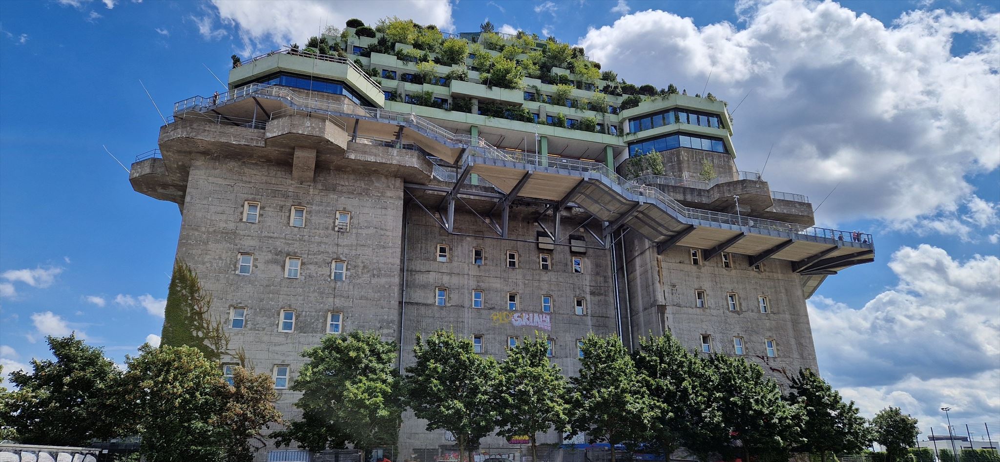 Medienbunker mit grüner Haube