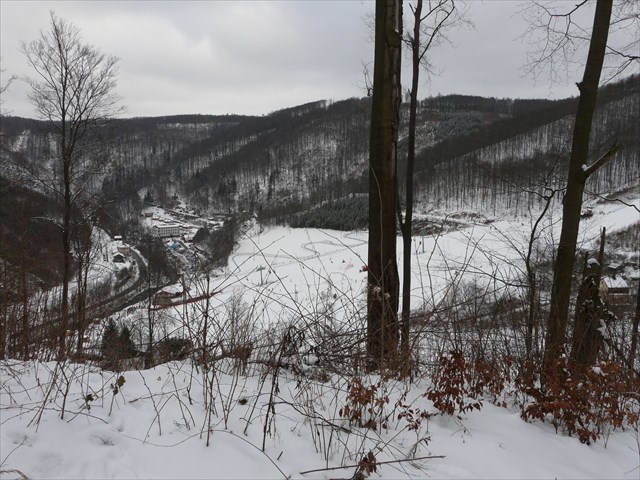Pohled od hradu na Park sportu Hrubá Voda