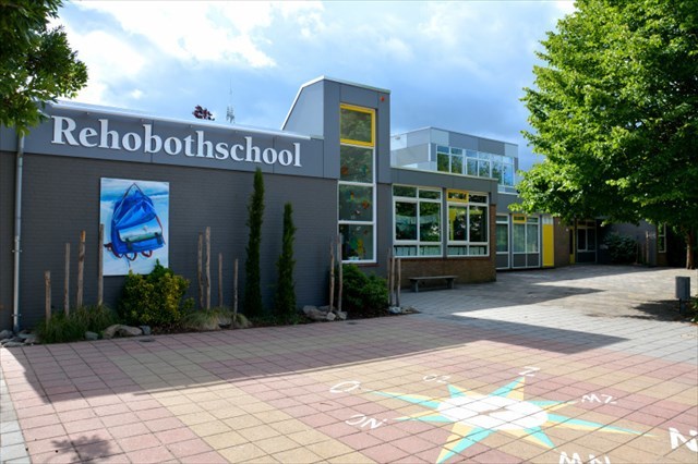 De Rehobothschool vanaf het plein