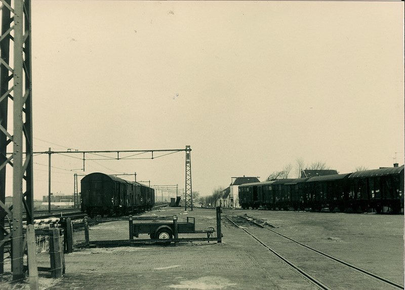 Goederenstation Hillegom rond 1960. Scan van foto door Frans van Rooden