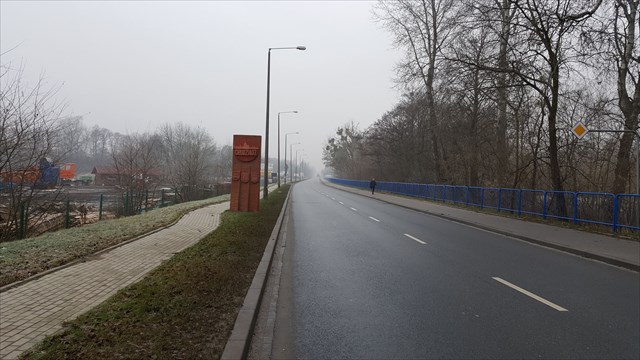 Perspektywa drogi prowadzącej do miasta