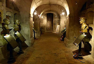 Současný stav krypty v chrámu sv. Cyrila a Metoděje v Resslově ulici v Praze.