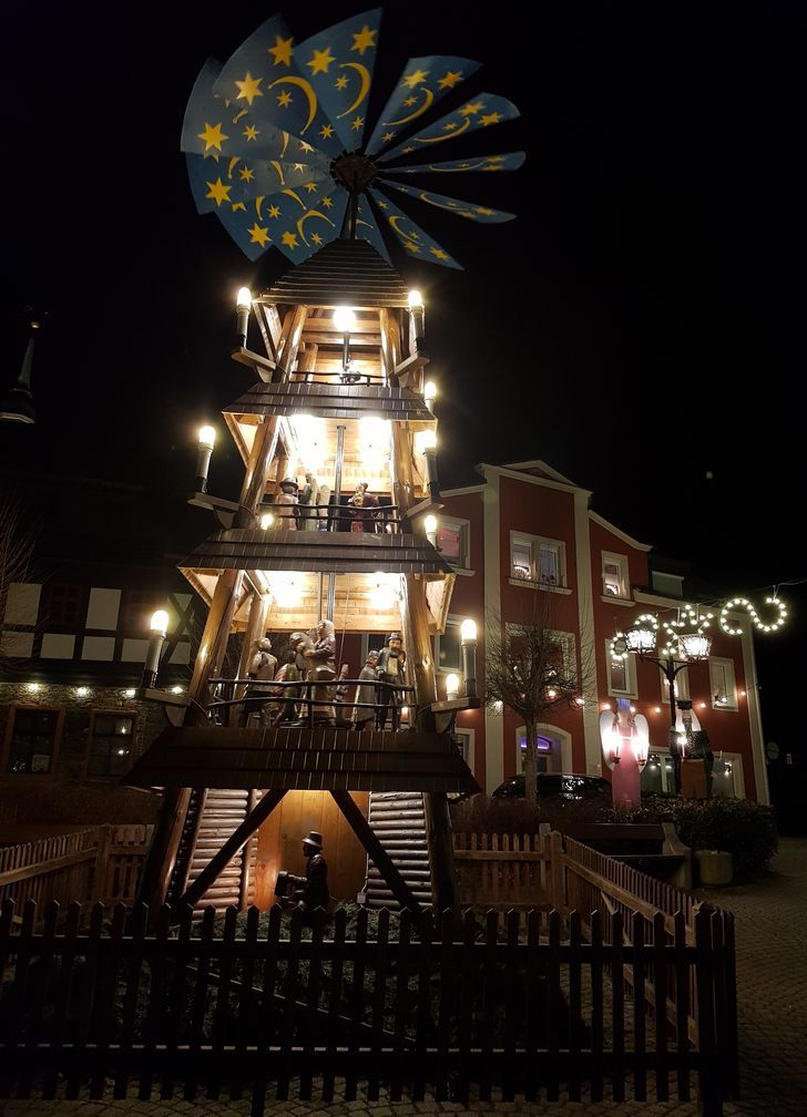 Weihnachtspyramide am Markt in Zwönitz