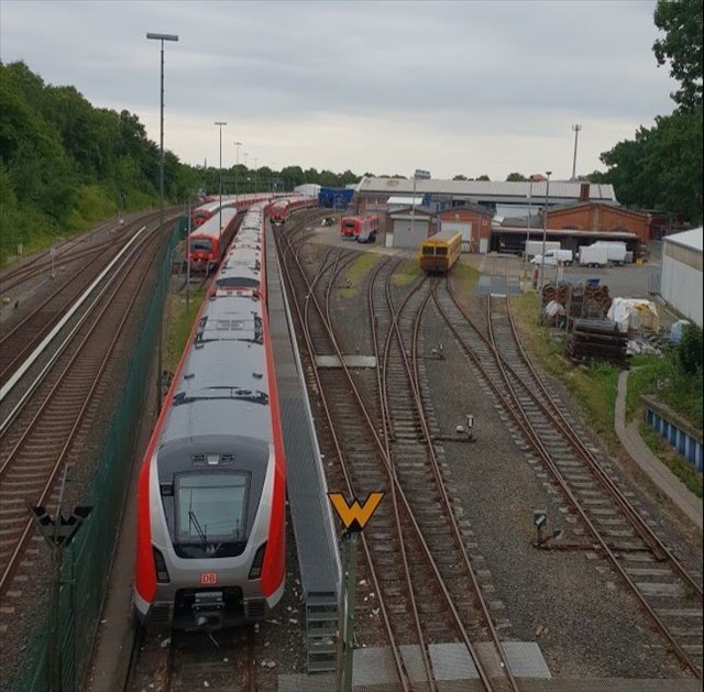 Blick auf die Schienen Richtung Bahnhof Ohlsdorf, mit neuer ET490