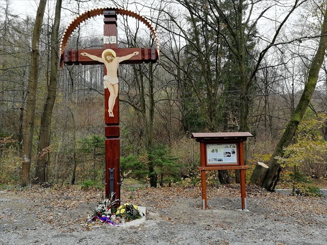 Kříž s informační cedulí