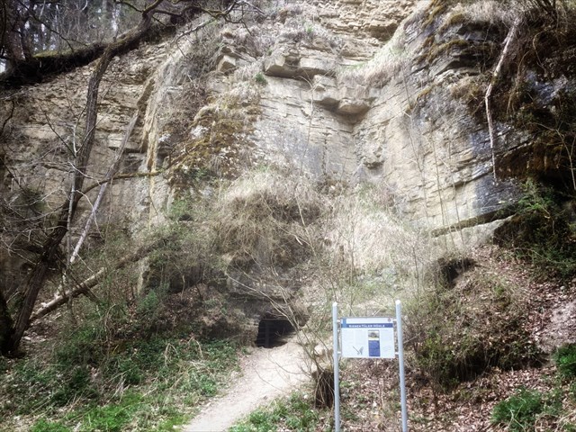 Hoehleneingang