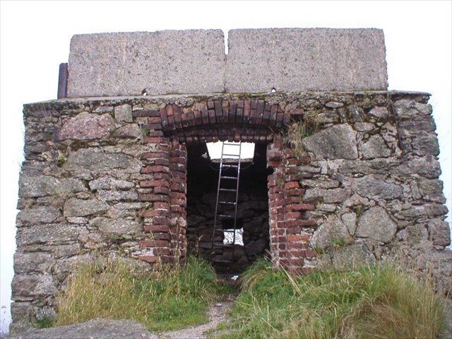 Vstup s viditelným žebříkem (klikněte pro zobrazení v plné velikosti) Torzo 2006