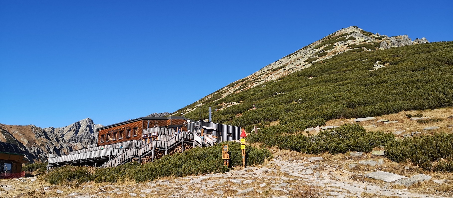 Pohľad na Chatu pod Soliskom a Predné solisko 8.11.2020