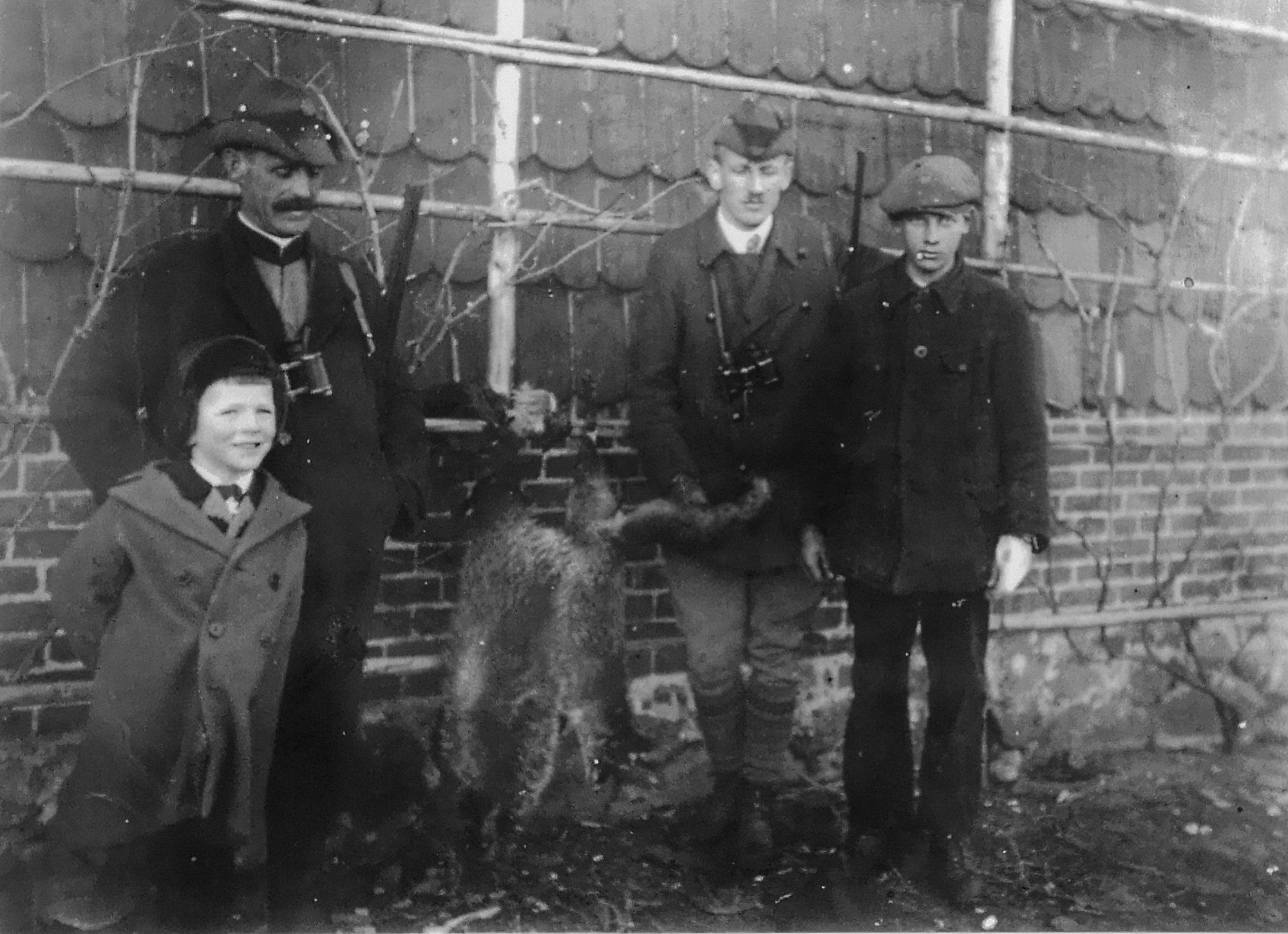 Förster Ziegenhorn und Wulf mit Söhnen und Jagdbeute um 1930