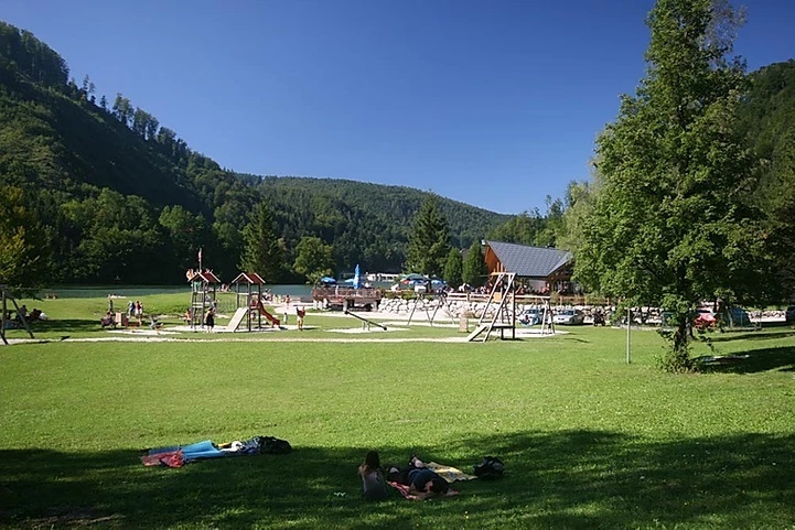 Spielplatz & Liegewiese