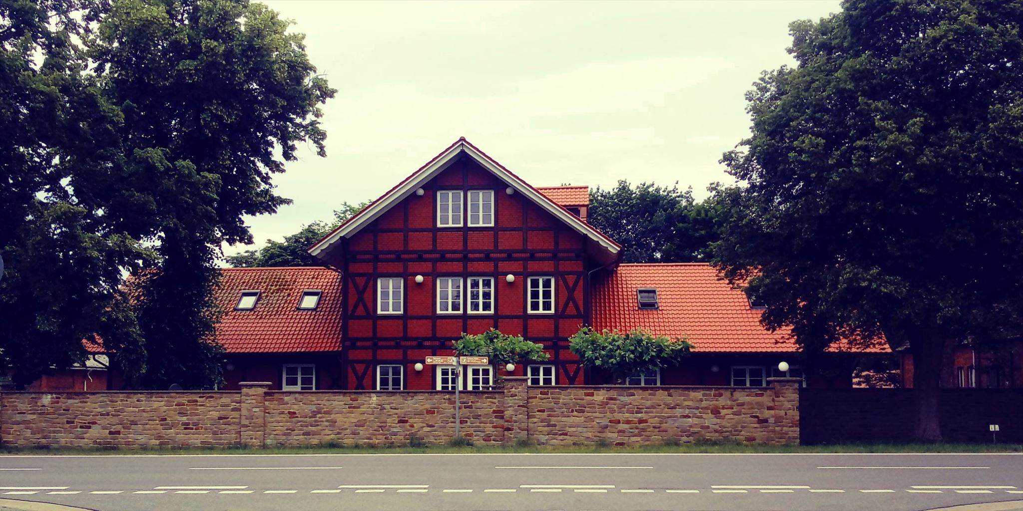 Vorderseite des Karower Krugs im Jahr 2020