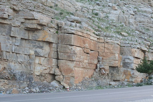 gebankte Felswand bei Khasab / Oman