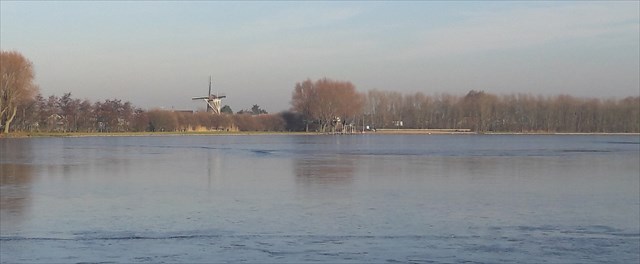 Dobbeplas met op de achtergrond Molen Windlust