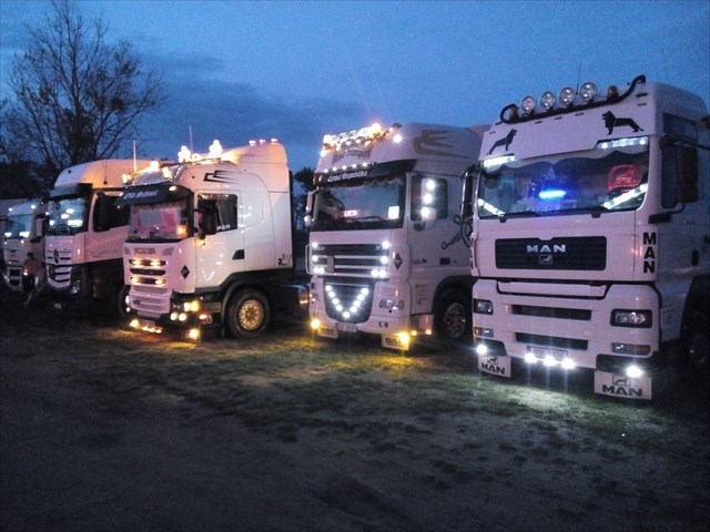 osvětlená trojka kamionů