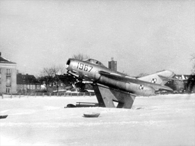 Historyczny samolot-pomnik Lim-2 (MiG-15)