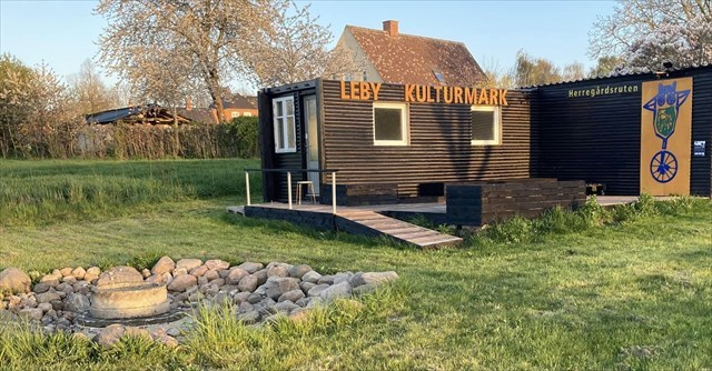 Parkens hovedbygning. Bemærk logoet for herregårdsruten.