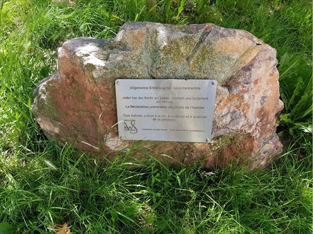 Gedenkstein am Brentanoplatz