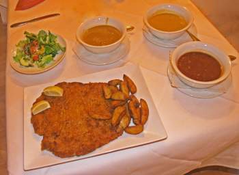 Riesenschnitzel auf dem Teller