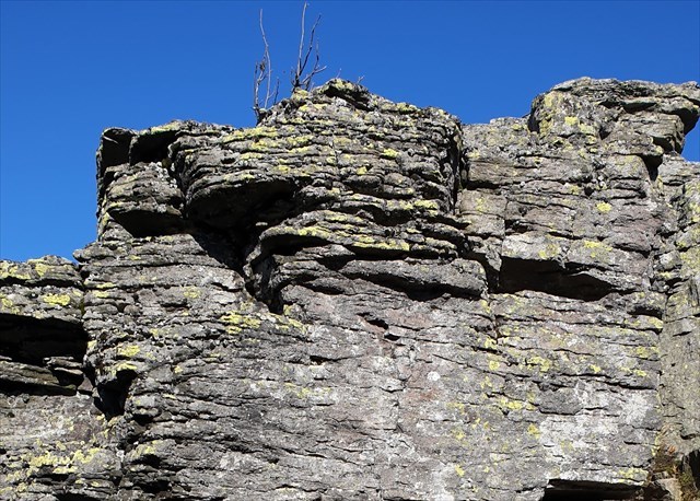 Andezites lávarétegek a Kolostor-szikla (Kláštorná skala) tetején (Madaras-hegység, Szlovákia)