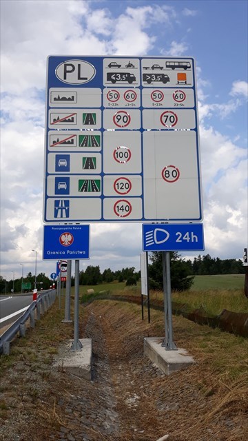 Informační tabule o pravidlech silničního provozu v Polsku