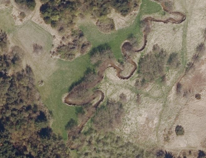 Kjul Å slynger sig afsted mod havet Slynger