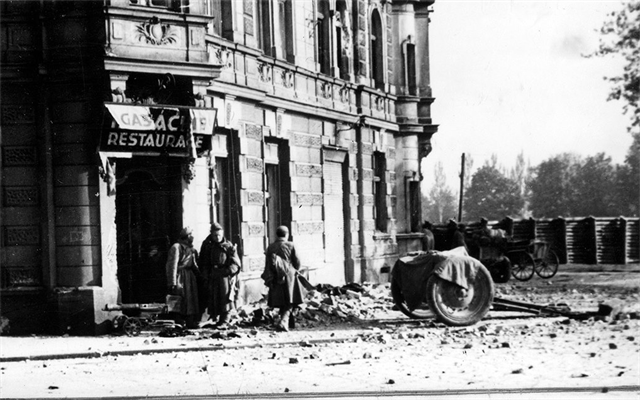 Sověti v Olomouci na nároží Komenského ulice u dnešní restaurace Bristol. V pozadí jeden ze zátarasů. (květen 1945)