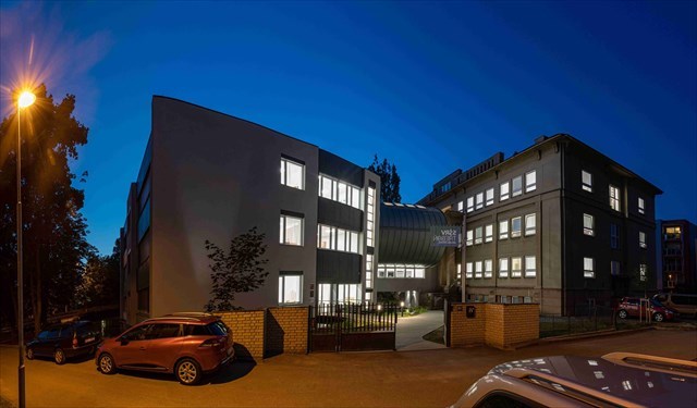 večerní snímek školy