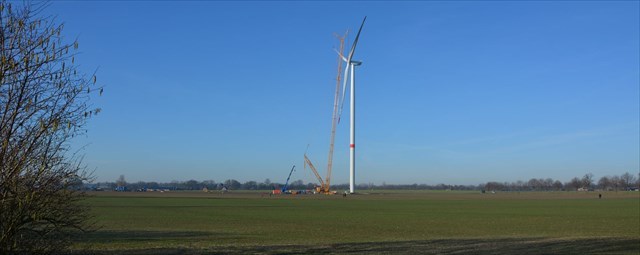 Windrad östlich neben der A31.