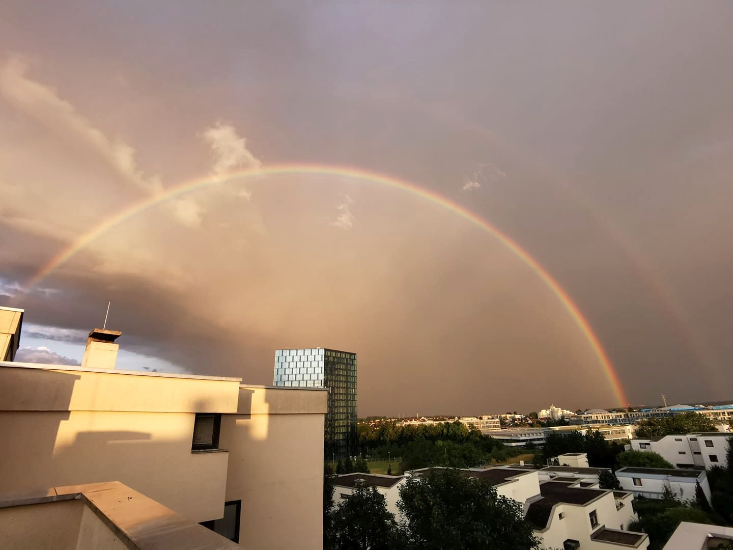 Regenbogen über dem Turm
