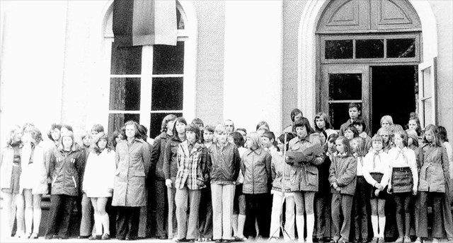 Auftritt des Schulchors vor dem Schloss im Jahr 1974