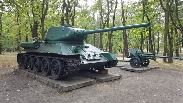 czołg w parku miejskim